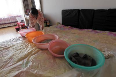 丹寨楼上漏水，住户失联，小区没物管，业主维权难！律师来支招……